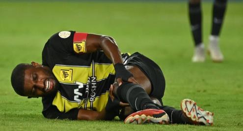 منافس الأهلي المحتمل.. إصابة شراحيلي لاعب الاتحاد السعودي بالرباط الصليبي